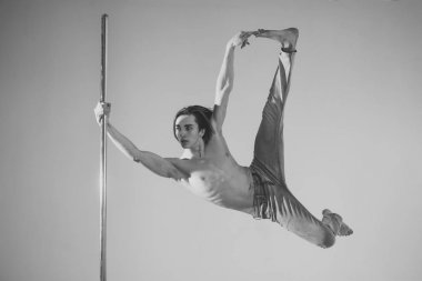 Adam uzun saçlı ve çıplak gövde giyer denim pantolon