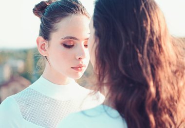 Sadece saçımı gitmek icar. Yeni saç modelleri ile şirin kızlar. Doğal dalgalı saç modeli ve saç topuz ile genç kızlar. Saç Bakımı ve saç şekillendirme rutin. Sağlıklı saç olan genç kadın