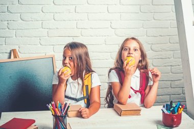 Kız okul zamanı. Dostluk bilgi gün sınıfta küçük kız kardeş. Derste 1 Eylül itibariyle mutlu okul çocukları. Geri okul ve evde eğitim için. Küçük kızlar elma öğle tatilinde yemek.