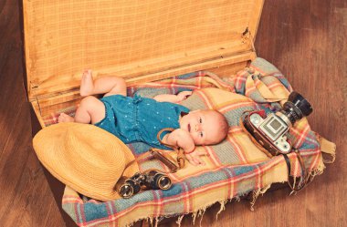 Beni mutlu etmeye. Çocukluk mutluluk. Foto muhabiri. Mutlu küçük çocuk portresi. Küçük kız çantada. Seyahat ve macera. Tatlı küçük bebek. Yeni bir hayat ve Doğum. Aile. Çocuk Bakımı