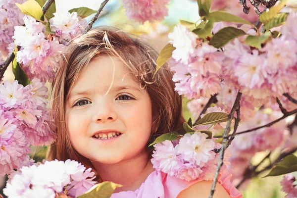 Sommermädchenmode. glückliche Kindheit. kleines Mädchen im sonnigen Frühling. Kleinkind. natürliche Schönheit. Kindertag. Frühling. Wettervorhersage. Gesicht und Hautpflege. Allergie gegen Blumen. Traumhafter Sommer — Stockfoto