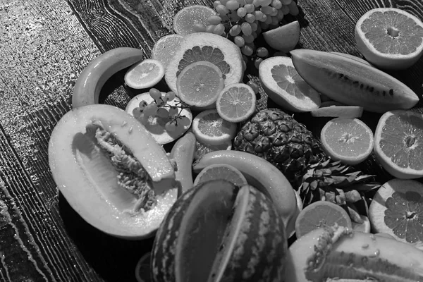 Frisches Obst und Beeren auf Holztisch — Stockfoto