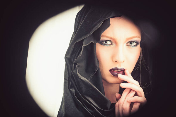 Черная пятница. Черная пятница в виде женщины с капюшоном и макияжем
.