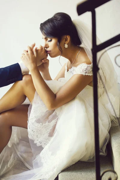 Nevěstu políbí prsten ženich — Stock fotografie
