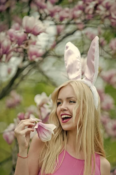 Vrouw of leuk meisje met bunny oren op bloeiende magnolia — Stockfoto