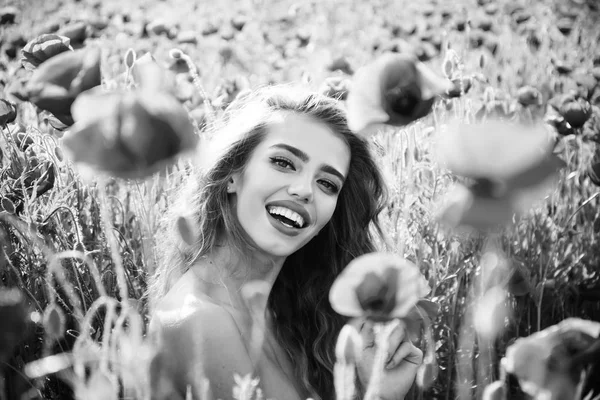 Donna o ragazza felice nel campo dei semi di papavero — Foto Stock