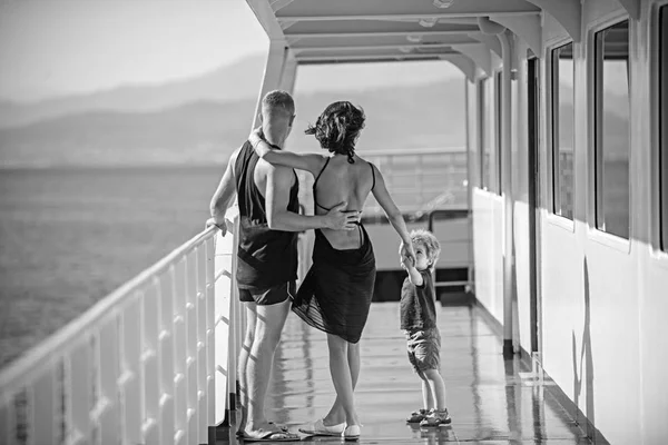 Viajar en familia con el niño el día de la madre o el padre. familia en viaje marítimo . — Foto de Stock