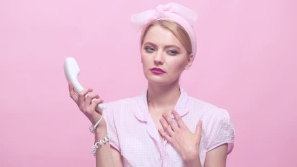 Beautiful sexy blonde woman talking on the retro vintage telephone. Pin-up style. Portrait of a retro girl with vintage telephone. Sexy Pin-up woman answers the phone. — Stock Video