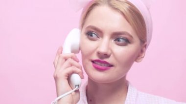 Vintage telefon ile bir retro kız yakın çekim portre. Seksi Pin-up kadın telefon adabı cevaplar. Güzel seksi sarışın kadın retro vintage telefon konuşuyor. Pin-up stili.