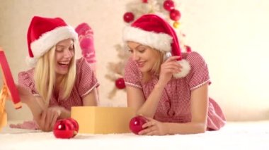 Noel havası. İki mutlu kız yeni yıl atmosferi enjoing. Mutlu Noeller ve kış tatili. Noel ağacı yakınında oynayan kız arkadaş.