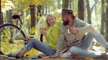 Romantik Sonbahar Çifti Aşık. Güneşli sonbahar gününde parkta mutlu genç cople. Tatil açık tatil gezisi. Aşık Çift.