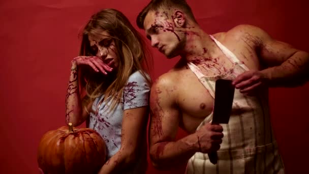 Сексуальна вампірівка з кров'ю. Дівчинка-вампір і чоловік. Хеллоуїн жахів на фоні людей у кривавому костюмі . — стокове відео