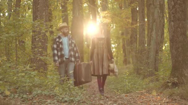 Un chico guapo y una mujer joven viajan retro. Pareja de otoño con ánimo otoñal. Hola Otoño. Concepto de aventura y vacaciones. Tendencia de moda otoñal . — Vídeo de stock