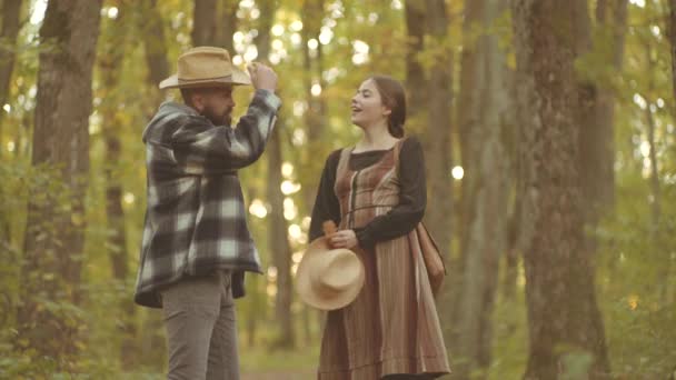 Pareja feliz enamorada divirtiéndose y riéndose juntos. Pareja de otoño con ánimo otoñal. Hola Otoño. Hora de la venta de moda. Tendencia de moda otoñal . — Vídeo de stock