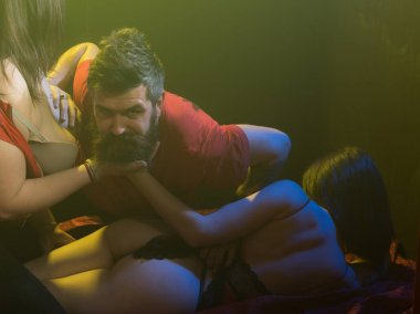 Aşık tutkulu bir çift. Seksi kızlar ile rol oyunu Seksi kadın kalça büyük göğüsler ile. Aşk üçgeni romantizmi. Bardel, ne oldu? Sakallı adam ve yatakta kızlar var. Seksi bebekle seks. Tembel Pazar zevk