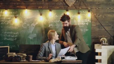 Sakallı öğretmen öğrencisine yardım ediyor. Öğretmen çift. Öğretmen eğitim sınıfında matematik veya matematik ile öğrencilerine yardımcı olur. Sınıf Sınıf Paylaşımı Uluslararası Arkadaş Kavramı. Öğrenme kavramı.