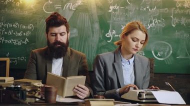 Sakallı Profesör ve onun kadın asistan matematiksel formüller ile tahta arka plan karşı masada çalışır. Genç profesör ve kız öğrenci kitap ve baskı kitap incelemesi tartışıyorlar.