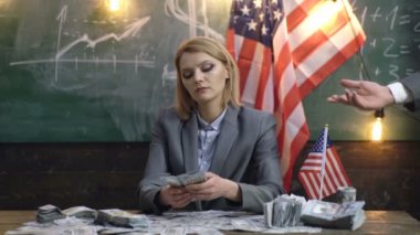 İş ve finans, şans ya da servet ve insan kavramı - Amerikan bayrağı arka plan üzerinde kadın adam dolar para verir. Bütçe artış politikasının gelir planlaması. Yolsuzluk kavramı.