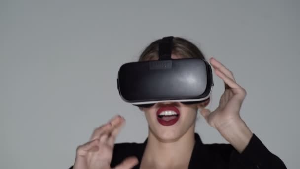 VR機器を演奏する女性。VRメガネは新しいゲームや能力に世界を開きます。テクノロジー、仮想現実、エンターテイメント、人々のコンセプト-仮想現実のヘッドセットを持つ幸せな若い女性。赤い唇. — ストック動画