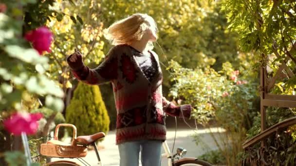 Luister muziek in koptelefoon, telefoon muziek. Blond meisje dansen. Disco haar concept. Herfst gelukkige mensen en vreugde. Warm zonnig weer. — Stockvideo