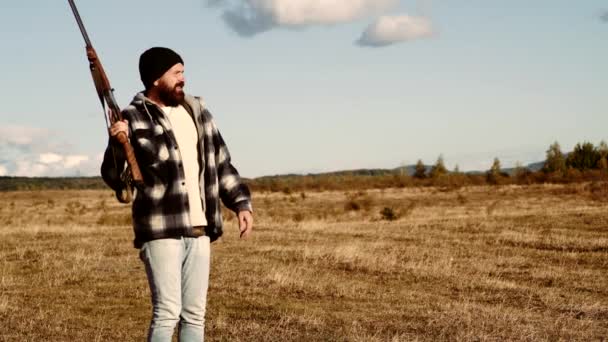 Man innehar hagelgevär. Bergsjakt. Hunter är på en skog clearing och tuppar hans hagelgevär i Booty. — Stockvideo