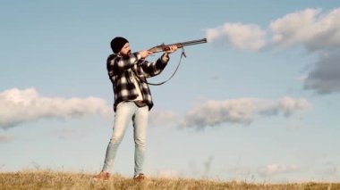 Sonbahar av sezonu. Silahlı adam. Av tüfekleri kalibresi. Amerikan av tüfekleri. Spor kil ve skeet çekim.