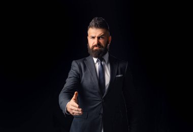 El sıkışırken iş adamı portresi. İşadamı izole - siyah arka plan üzerinde duran kadın ile yakışıklı adam.