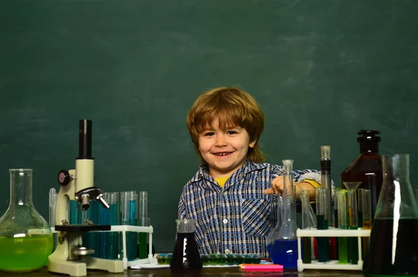 Kemilektion. Mitt kemiexperiment. Glad leende elev ritning vid skrivbordet. Biologi experiment med mikroskop. skolbarn — Stockfoto