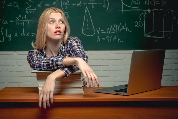 Ontevreden student werkt op laptop. Onderwijs. Ondernemer boos en woedend met een laptop. Leraren dag. Opstarten. Leren. Tiener studenten met school notebook. — Stockfoto