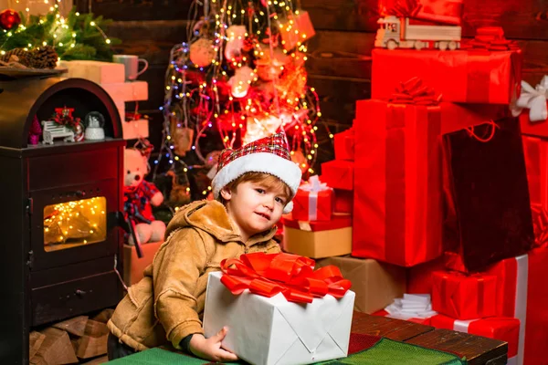 Wesołych Świąt i szczęśliwego nowego roku. Śliczne małe dziecko chłopiec grać w pobliżu choinki. Dzieci mogą spędzić zimowy urlop w domu. Dom pełen radości i miłości. Najlepsze życzenia dla Ciebie Twoja rodzina to Boże Narodzenie — Zdjęcie stockowe