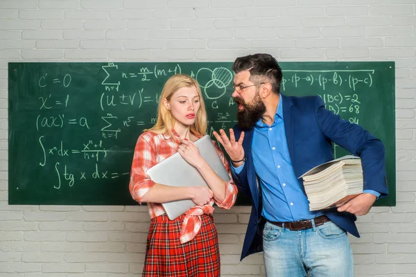 School wiskunde lessen. Universitair seminar. Tutor. Tutoring. Geconcentreerde studenten na uitleg van leraar in de klas. Studenten voorbereiden op universitaire examens. Onderwijs. — Stockfoto