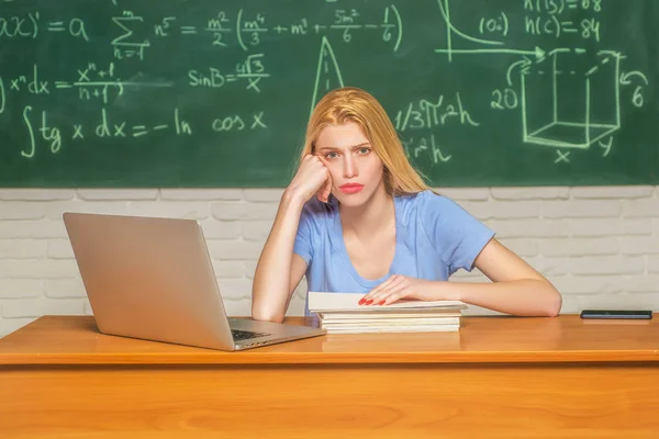 Student studerar stressade huvudvärk för test eller tentor i klassrummet. Överarbetad. Start. Tillbaka till skolan. Negativa mänskliga känslor ansikte uttryck känsla livsuppfattning. — Stockfoto