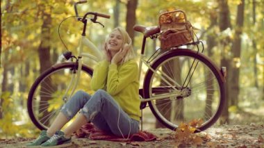 Sonbahar ve yaprak sonbahar Dreams. Kulaklık konsepti. Tasasız kadın. Sonbahar manzara genç güzel bayan Açık atmosferik moda fotoğrafı.