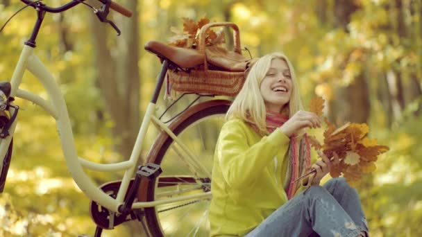 Viaje de vacaciones al aire libre. Mujer de otoño. Concepto de libertad. Foto de moda atmosférica al aire libre de la joven hermosa dama en el paisaje de otoño . — Vídeos de Stock