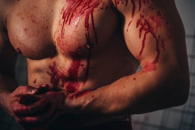 Mutant konsepti. Psikopat deli adam. Saldırgan katil adam. Saldırgan biri. Yaralı asker. Kanlı akıntılı göğüs kasları. Acı ve kazanç. Acı ve sakatlık. Vücut kirlenmiş kan