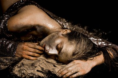 Spa sağlığı. Zenginlik ve refah. Altın maske. Lüks güzellik prosedürü. Saf altın. Altın bayan dinleniyor. Vogue ve cazibe konsepti. Altın ten. Yüzü makyajlı seksi kız vücut sanatı metalleşmiş renkler