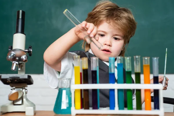 Kémia tudomány. Szeptember 1. Óvodás vagyok. Vissza a suliba. Tudományos és oktatási koncepció. Egy gyerek az általános iskolából. Mit tanítanak kémiából?. — Stock Fotó