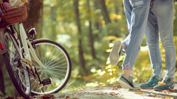 Casal com bicicleta vintage. Um casal apaixonado. Jovem cople feliz no parque no dia ensolarado do outono. Beleza de outono . — Vídeo de Stock