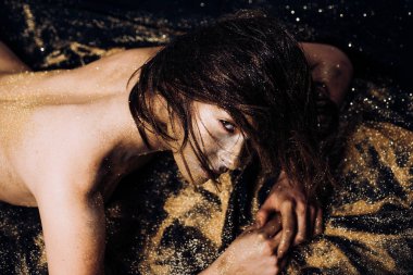 Altın ten. Spa sağlıklı yaşam. Zenginlik ve refah. Lüks güzellik prosedürü. Altın maske. Altın kadın rahatlatıcı. Saf altın. Vogue ve glamour kavramı. Seksi kız yüz makyaj vücut sanatı metallized renk