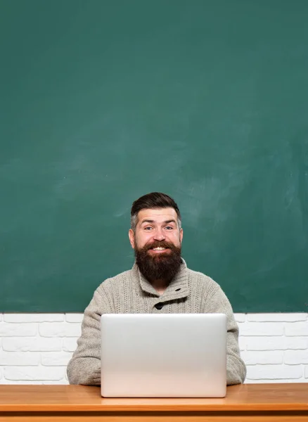 Docent job-beroep en Leerconcept. Docent leert een leerling. Schooldag. Tutoring. Jonge vrouwelijke student klaar om examen testen te schrijven. Blackboard voor tekst, ruimte kopiëren. — Stockfoto