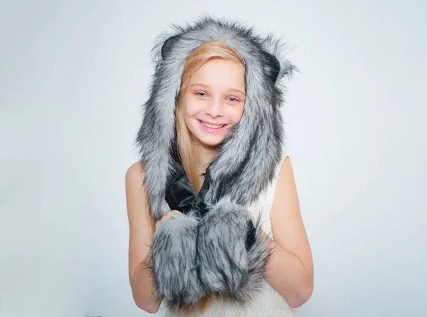 Winter modetrends voor kinderen. Kleine fashionista. Vrolijk kind glimlach in mode stijl. Klein meisje draagt wintermuts sjaal. Buitenkleding. wintervakantie en vakantie. Perfect ontwerp. mooi schattig — Stockfoto