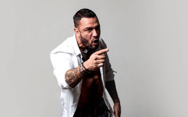 Öfke kavramı. Saldırgan adam öfkeyle bağırır. Adam gergin yüz ileri parmak işaret bağırarak. Öfke saldırısı. Çok kızgınım. Mutsuz mafya babası. Yakışıklı mafya babası. Başarısız anlaşma