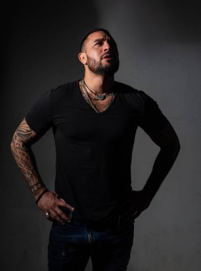 Zayıf ve omurgasız. Mutsuz adam. İspanyol adam mutsuz ve huysuz hissediyor. Mutsuz adam depresyon veya ağrı muzdarip. Mutsuz latino adam yalnız yaşam veya sorun üzerinde ağlıyor