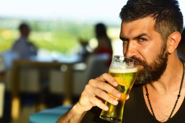 Barda oturan vahşi hippi sakallı adam. Bira barları ve barlar.