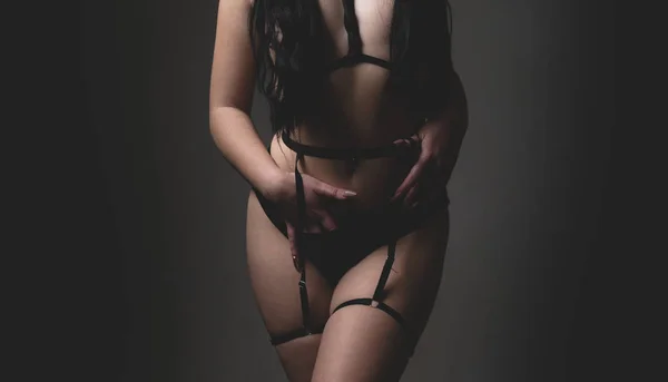Bondage och BDSM-konceptet. Självsäker älskare. Förföriska Temptress. Smal kvinna klädd i svarta underkläder och bunden med rep. Underkläder sexig tjej modell i mörker. Kvinna i sexig bikini. Sexiga underkläder — Stockfoto