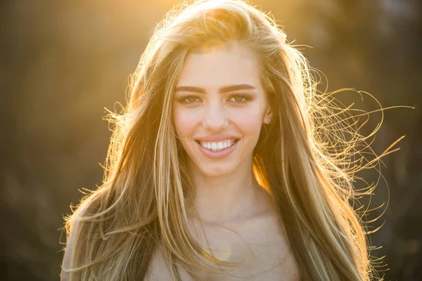 Inspirado com seu penteado lindo. Menina bonita com penteado bonito de cabelo saudável à luz do sol. Mulher sensual com longo penteado em camadas ao ar livre. Tendências de penteado para cabelos longos — Fotografia de Stock