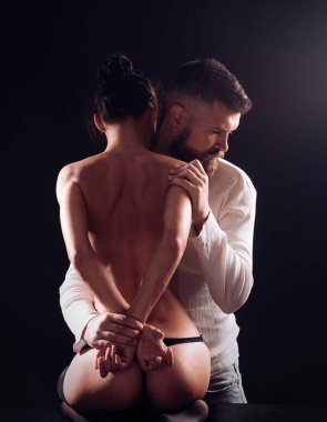 Oyun zamanı. Sevişen seksi çift zevk için seks oyunları oynuyor. Seksi, çıplak bir kadın ve aşk oyunlarından hoşlanan sakallı bir adam. Yetişkinler için erotik oyunlar