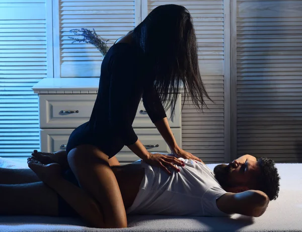 Dar uma massagem à parceira. Um casal apaixonado. Dois amantes a fazer amor na cama. Mulher sensual e homem barbudo desfrutando de amor físico e relações sexuais. Apaixonados por sua vida amorosa — Fotografia de Stock