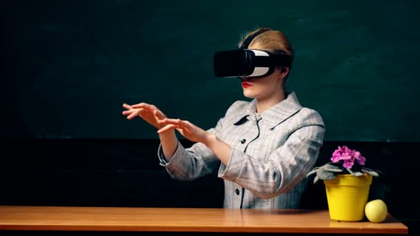 Studentessa che scrive con vr. VR dispositivo occhiali auricolari. Sfondo lavagna. Concetto di scuola e istruzione. Ragazza con occhiali di realtà virtuale mani in aria digitando sulla tastiera del computer virtuale . — Video Stock