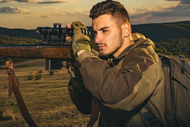 Avcı avda av tüfeği tabancası ile. Ormanda Kaçak Av Kaçak Avcı. Av tabancası.